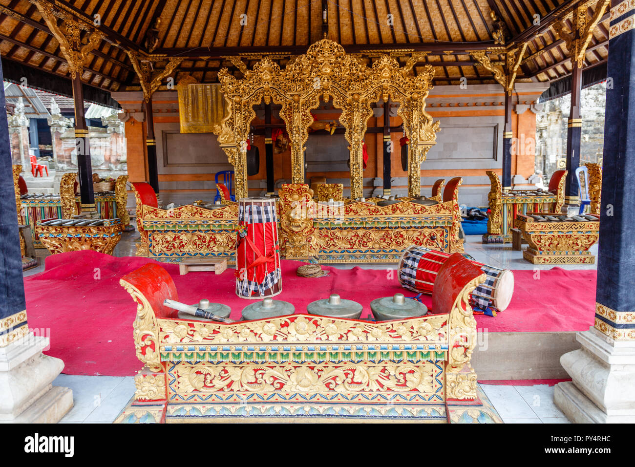 Bonang, gongs, kendangs et autres instruments de musique traditionnelle indonésienne, une partie de gamelan. Stockées dans la balle au Pura Kehen, Bangli, Indonésie. Banque D'Images