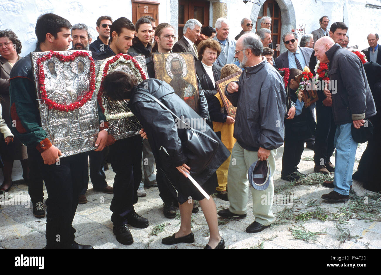 Les icônes de la famille la chance à un service spécial au cours de la semaine de Pâques sur l'île grecque de Patmos sont embrassé par les fidèles. Banque D'Images