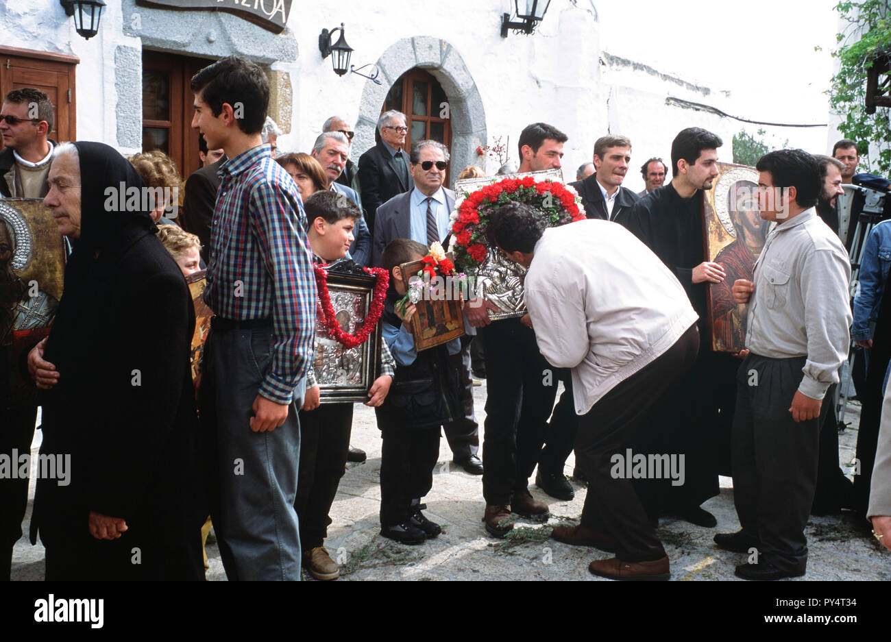 Les icônes de la famille la chance à un service spécial pendant la Semaine Sainte célébrations semaine sur l'île grecque de Patmos sont embrassé par les fidèles. Banque D'Images