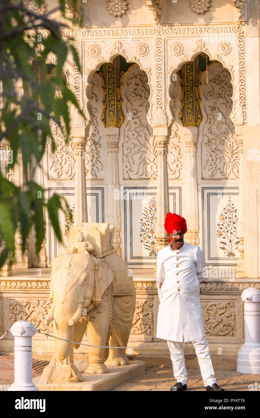 Garde côtière canadienne wearing red turban, la ville rose, Jaipur, Rajasthan, Inde Banque D'Images
