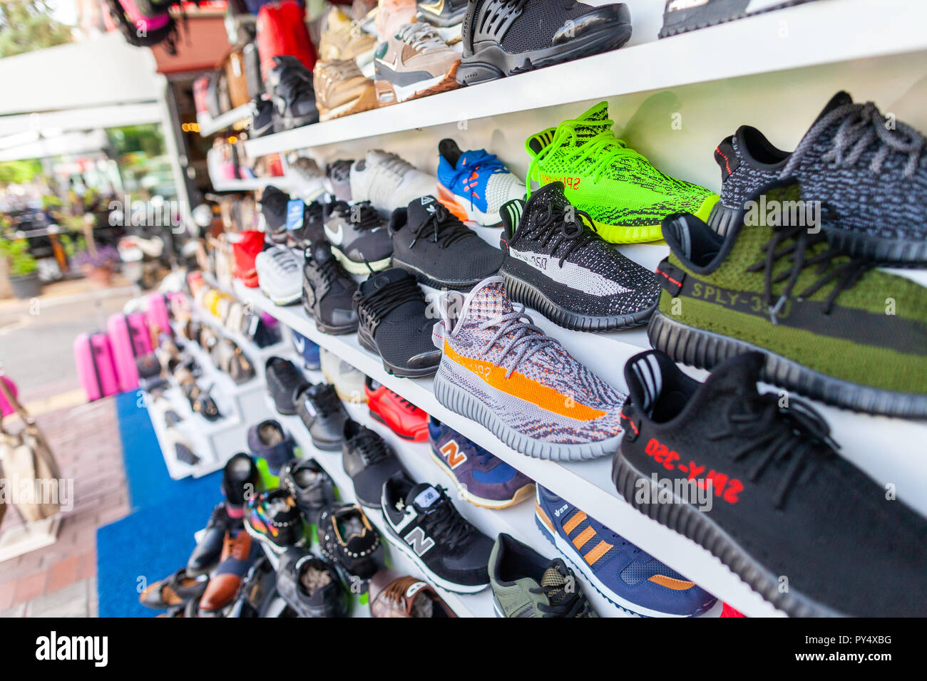 Antalya / Turquie - 30 septembre 2018 : chaussures de marques différentes  se tient dans un magasin à Alanya Photo Stock - Alamy