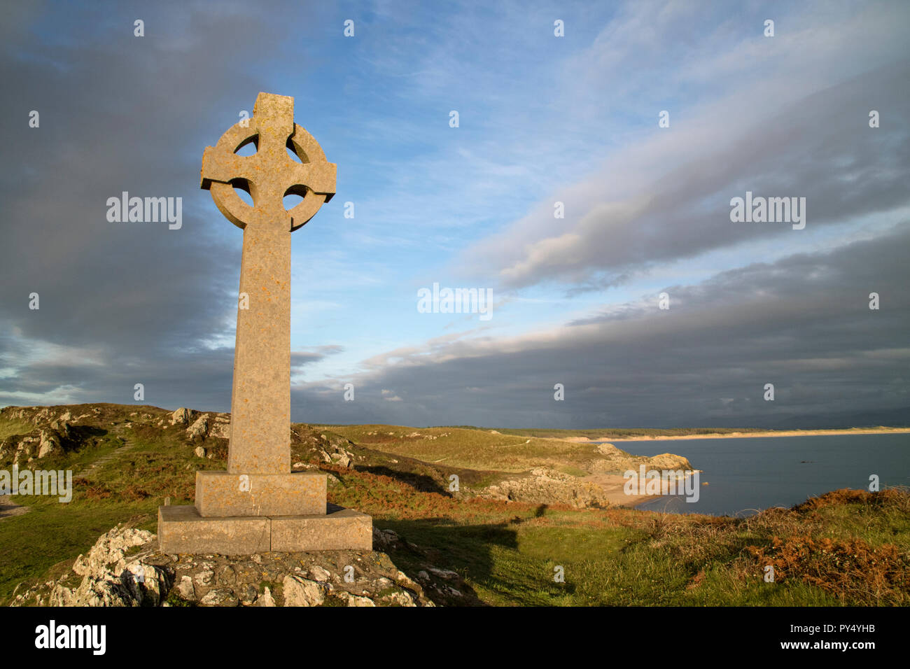 Lumière du soir sur la croix celtique Llanddwyn sur l'île Llanddwyn, Anglesey, au nord du Pays de Galles, Royaume-Uni Banque D'Images