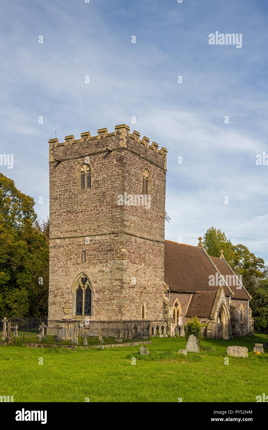 Église de St Brynach dans le village de Llanfrynach dans le parc national de Brecon Beacons Powys Pays de Galles du Sud Banque D'Images