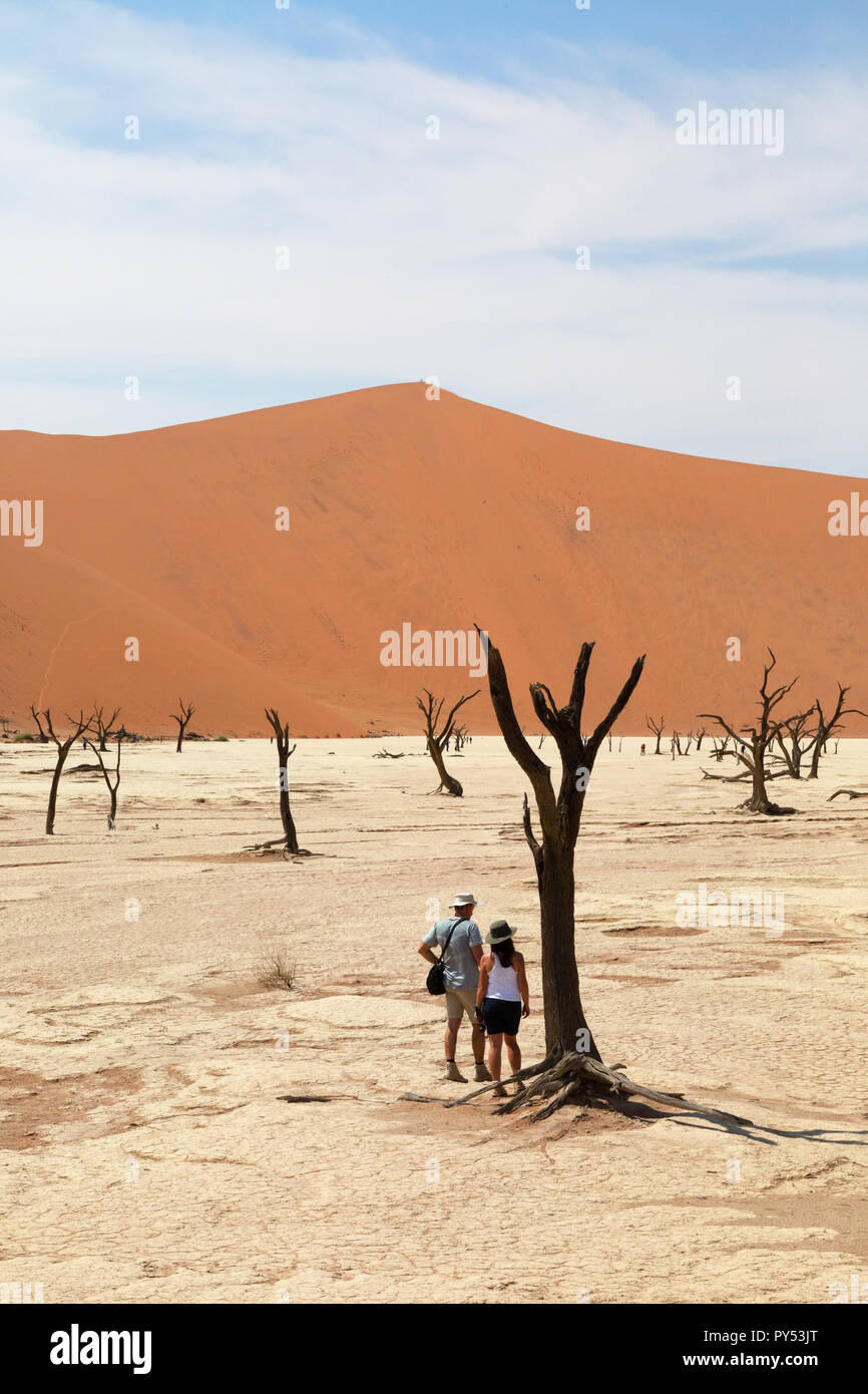 Namibie - Voyage d'un couple standing in Deadvlei, Désert du Namib, Namib-Naukluft National Park, Afrique Namibie Banque D'Images