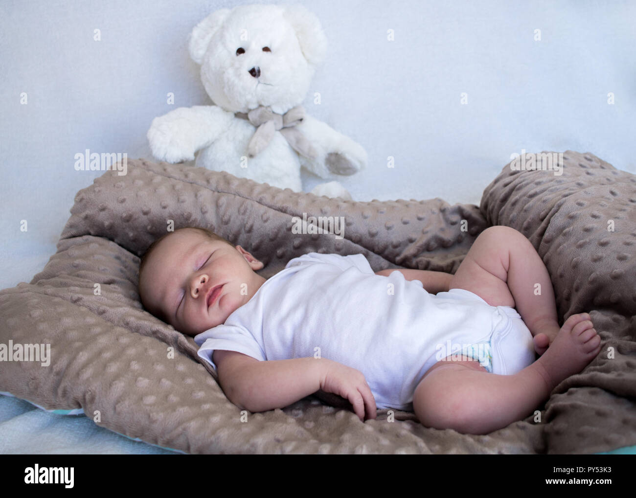 Bebe Nouveau Ne De Dormir Toute La Longueur Avec Ours De Nounours Blanc En Arriere Plan Photo Stock Alamy