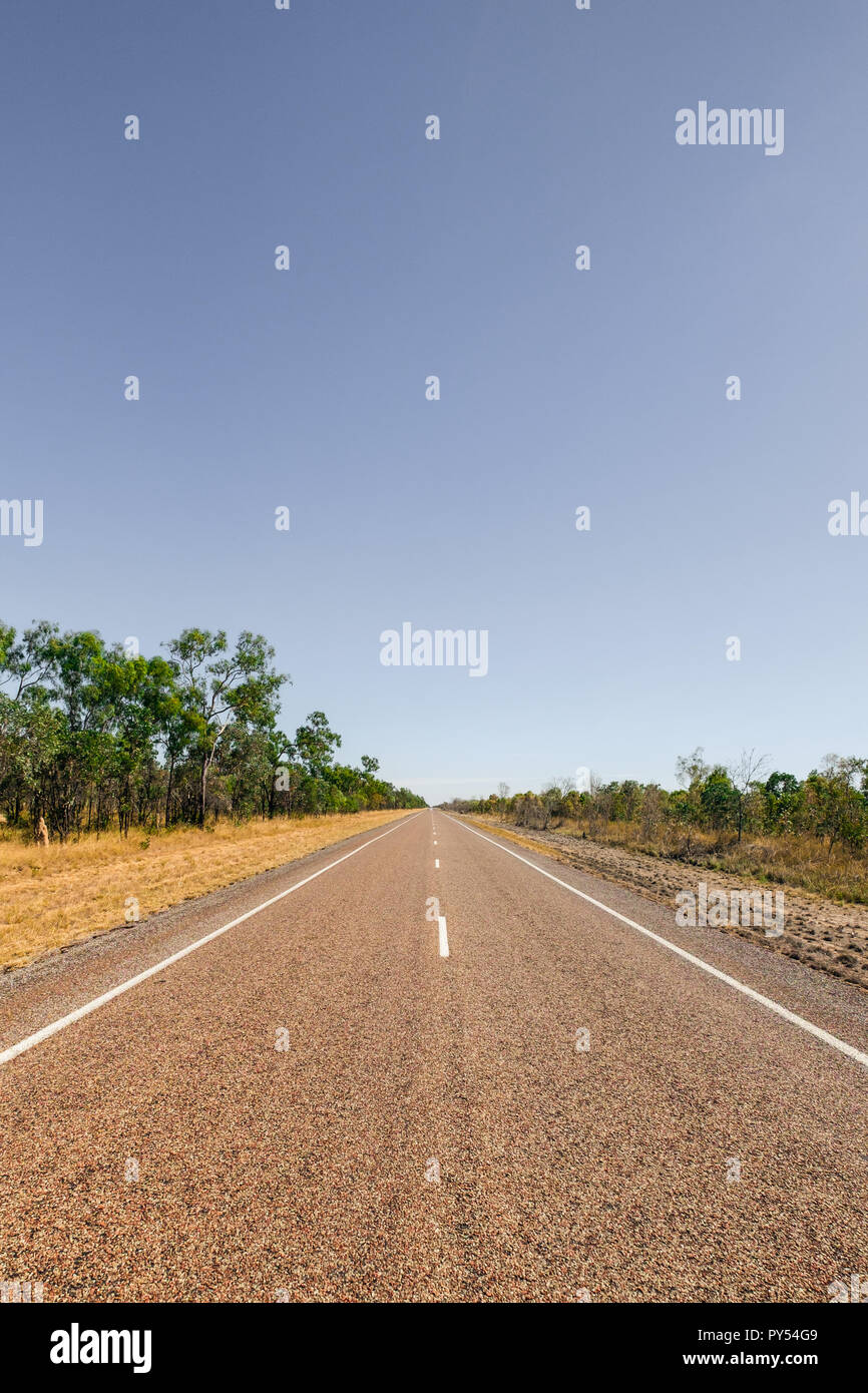 D'une flèche verticale de l'image route droite dans la Outback Queensland, Australie Banque D'Images