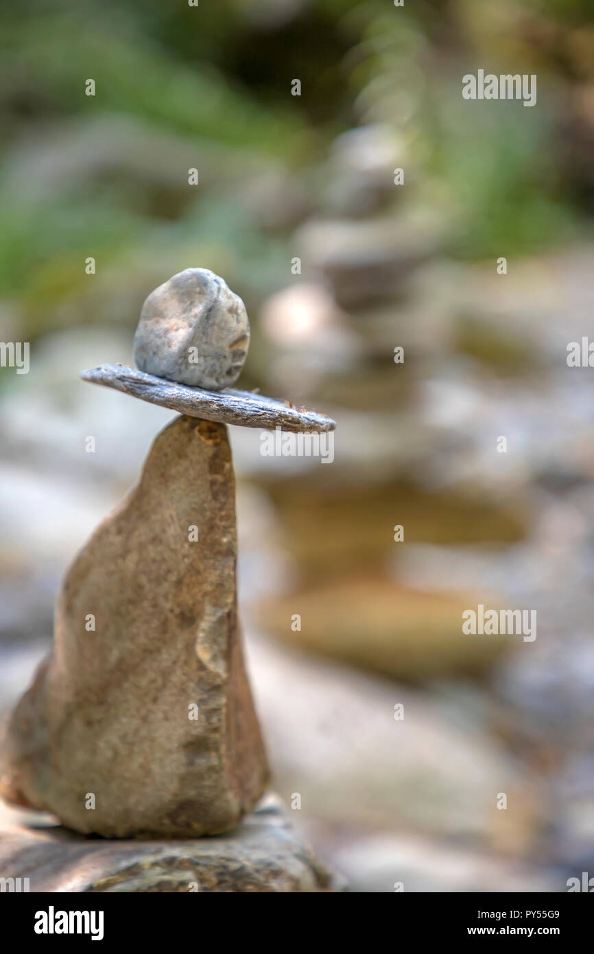 L'équilibrage de cailloux de pierres de rivière pile. Concept tranquille Banque D'Images