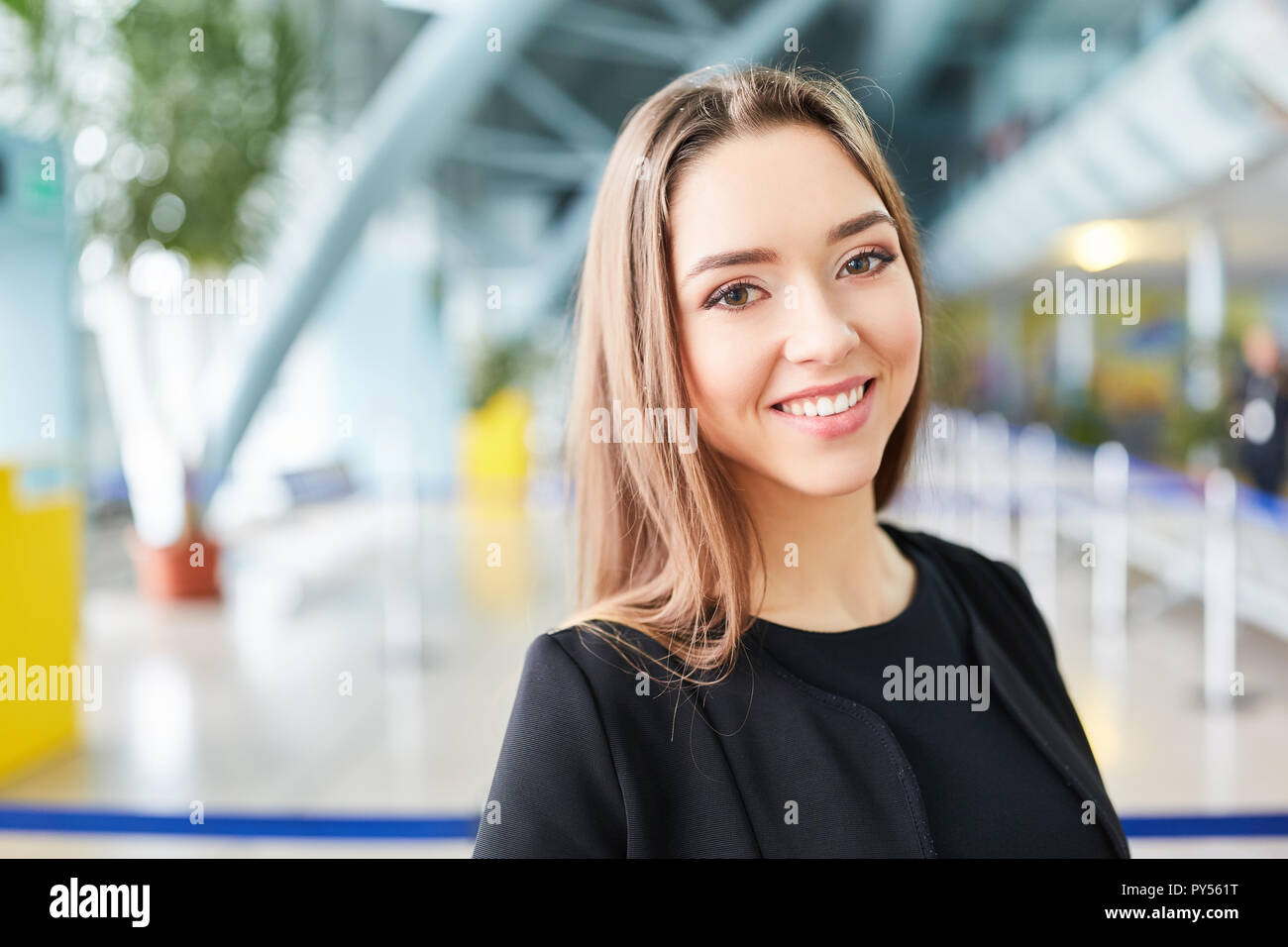 Jeune femme comme un voyageur et smiling business woman in airport terminal Banque D'Images