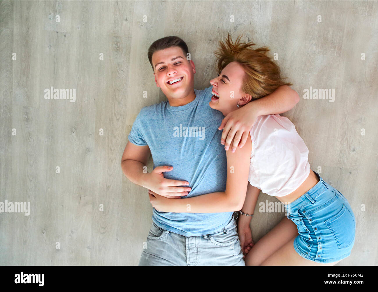 Happy young couple at home détente sur le plancher Banque D'Images