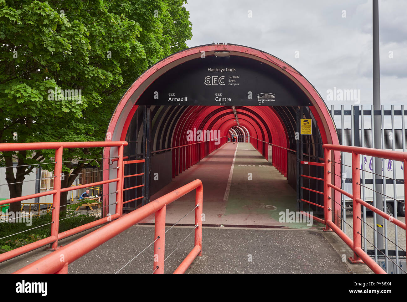 La zone piétonne et promenade à vélo menant de la SEC de l'autre côté de la voie express Clydeside à Glasgow, Écosse, Royaume-Uni Banque D'Images