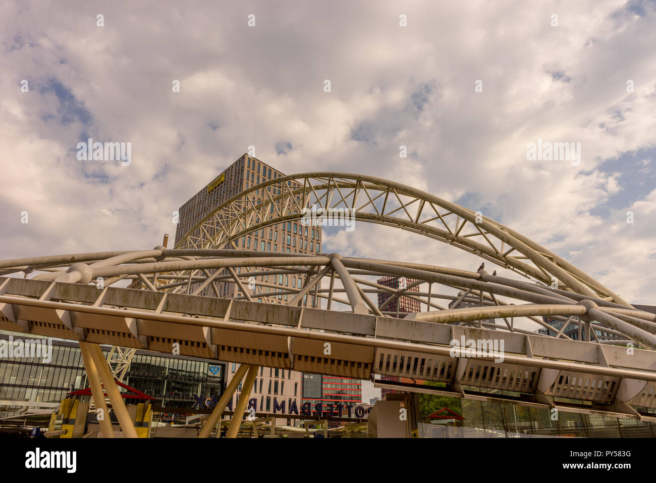 Rotterdam, Pays-Bas - 27 mai : structure en acier de construction avant Stedin à Rotterdam le 27 mai 2017. Rotterdam est une ville portuaire majeure néerlandaise de la pr Banque D'Images