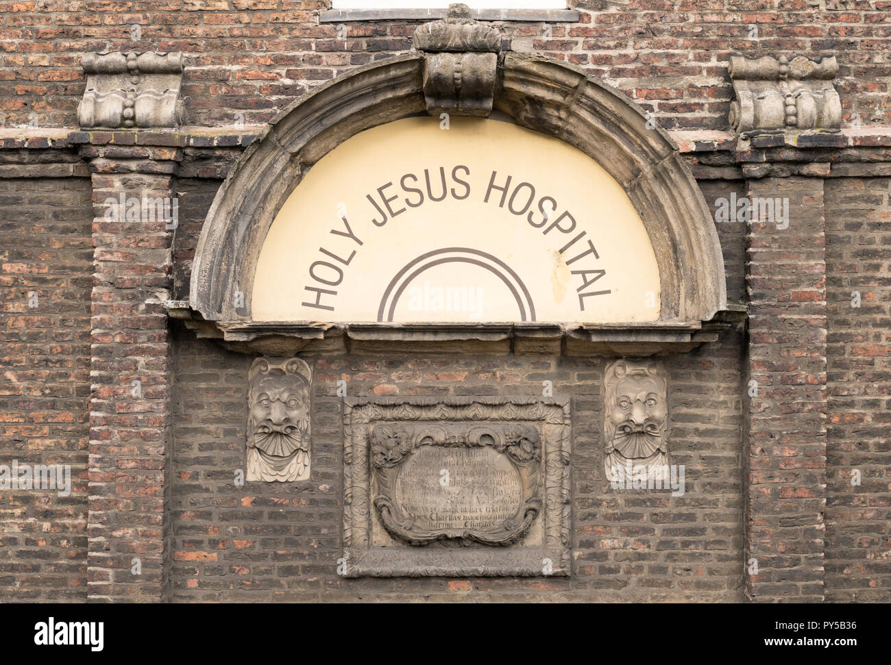 Signer et sculpté à l'extérieur de la plaque du 17e siècle l'Hôpital Sainte Jésus bâtiment dans Newcastle Upon Tyne, Angleterre du Nord-Est, Royaume-Uni Banque D'Images