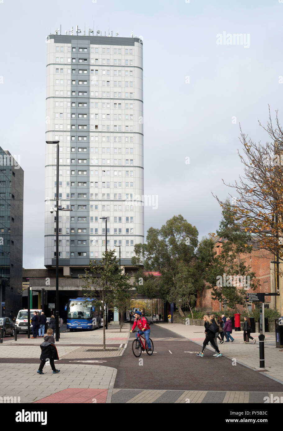 Vélo homme et personnes marchant, voie cyclable séparée dans le centre-ville de Newcastle Upon Tyne, England, UK Banque D'Images