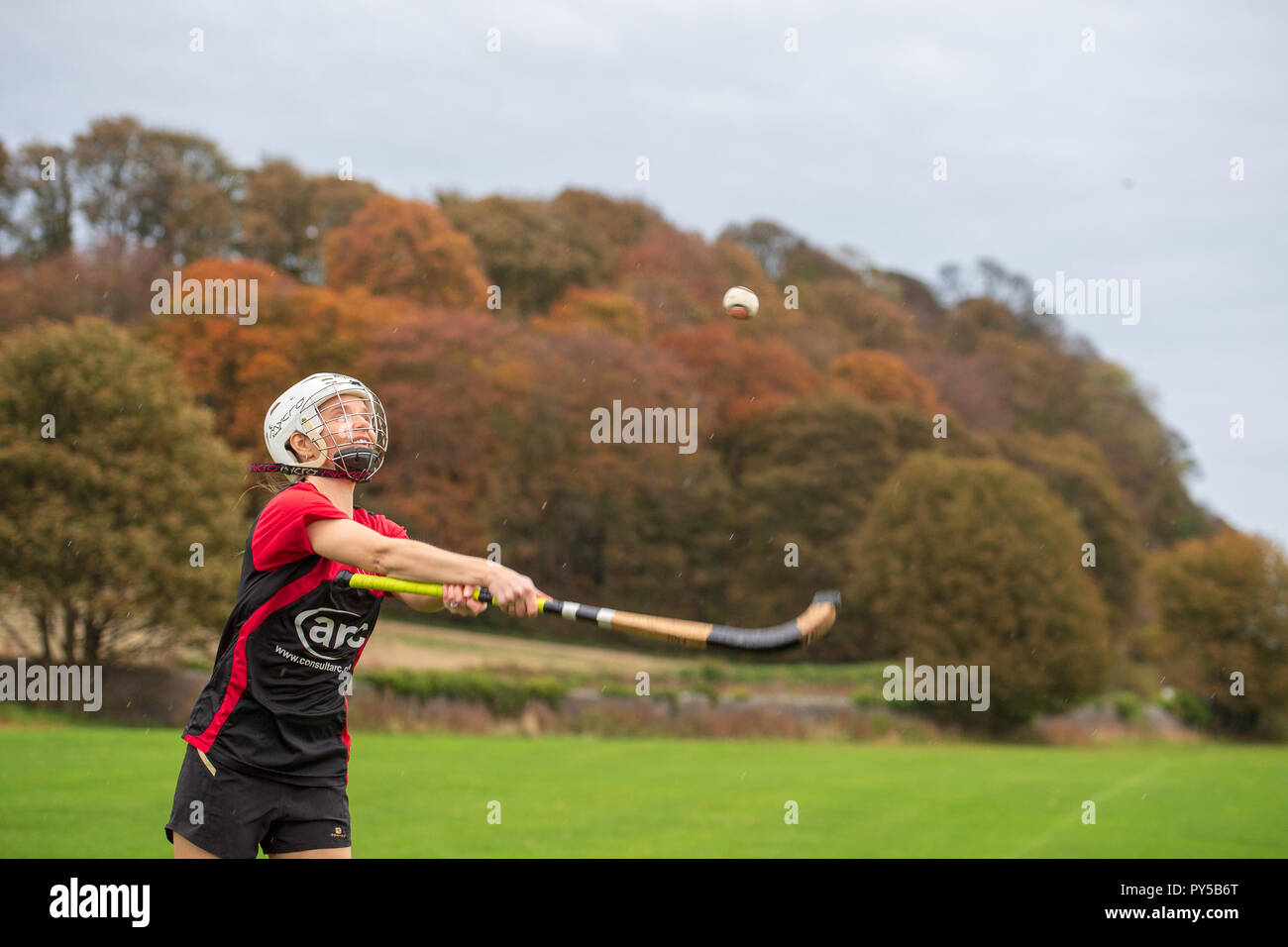 L'Ecosse le dimanche- Insight, Shinty Shinty Club-Louise Burns livre un timide Banque D'Images