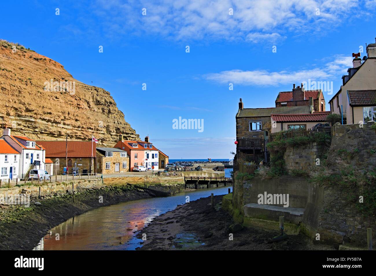 Vue pittoresque de Staithes Harbour, dans le Yorkshire du Nord, sur un ciel bleu de cette journée à la fin de l'automne. Banque D'Images