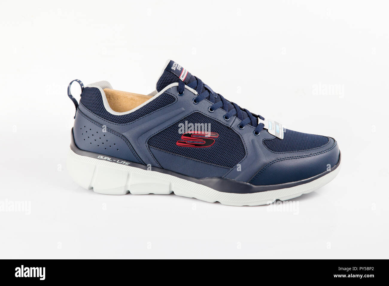 Afife, Portugal - 25 octobre 2018 : Skechers bottes de marche. Skechers, société multinationale. Isolé sur blanc. Photos de produits Banque D'Images