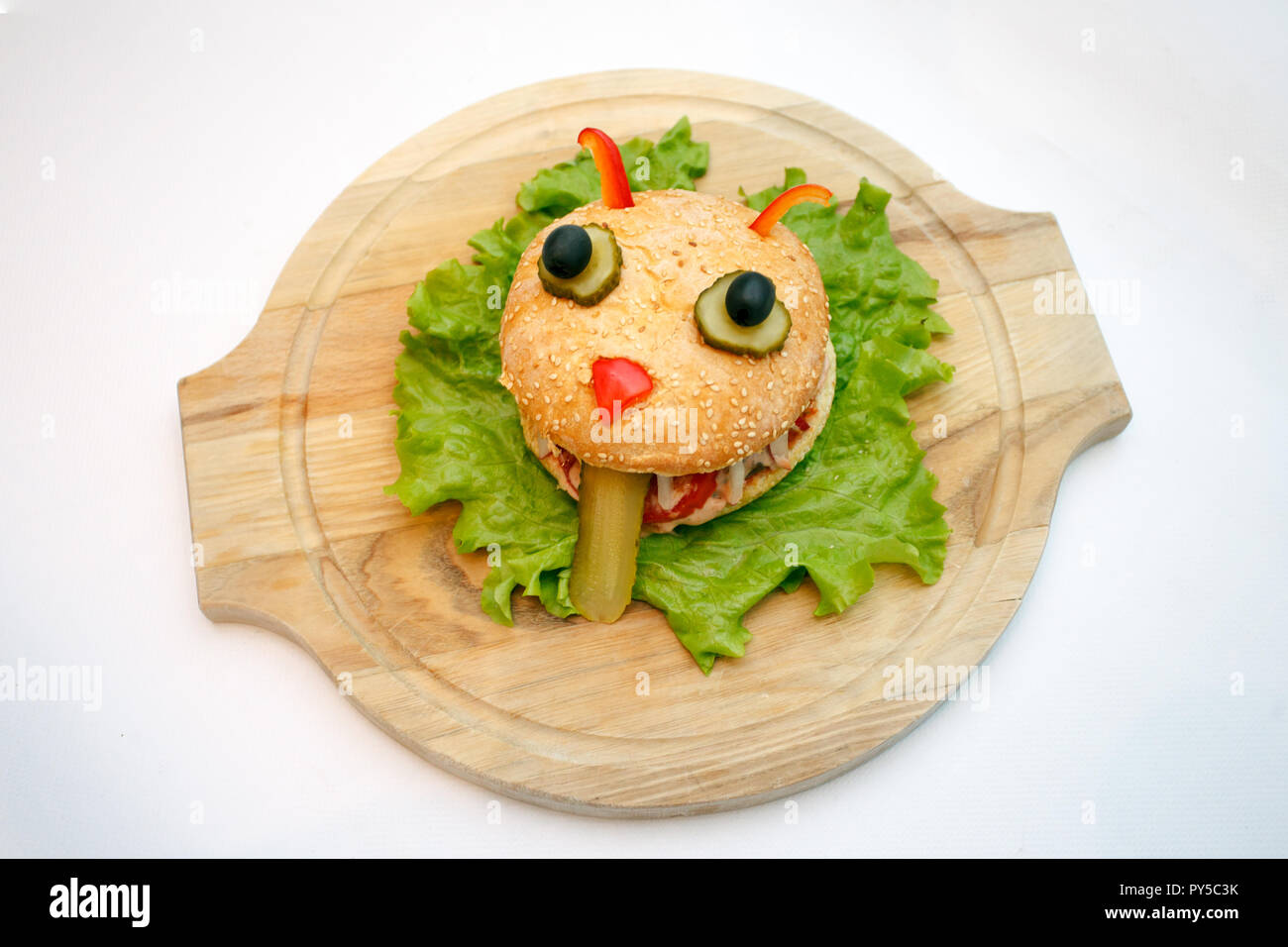 Ion des monstres burger Halloween plaque de bois, de la nourriture pour les enfants partie Banque D'Images