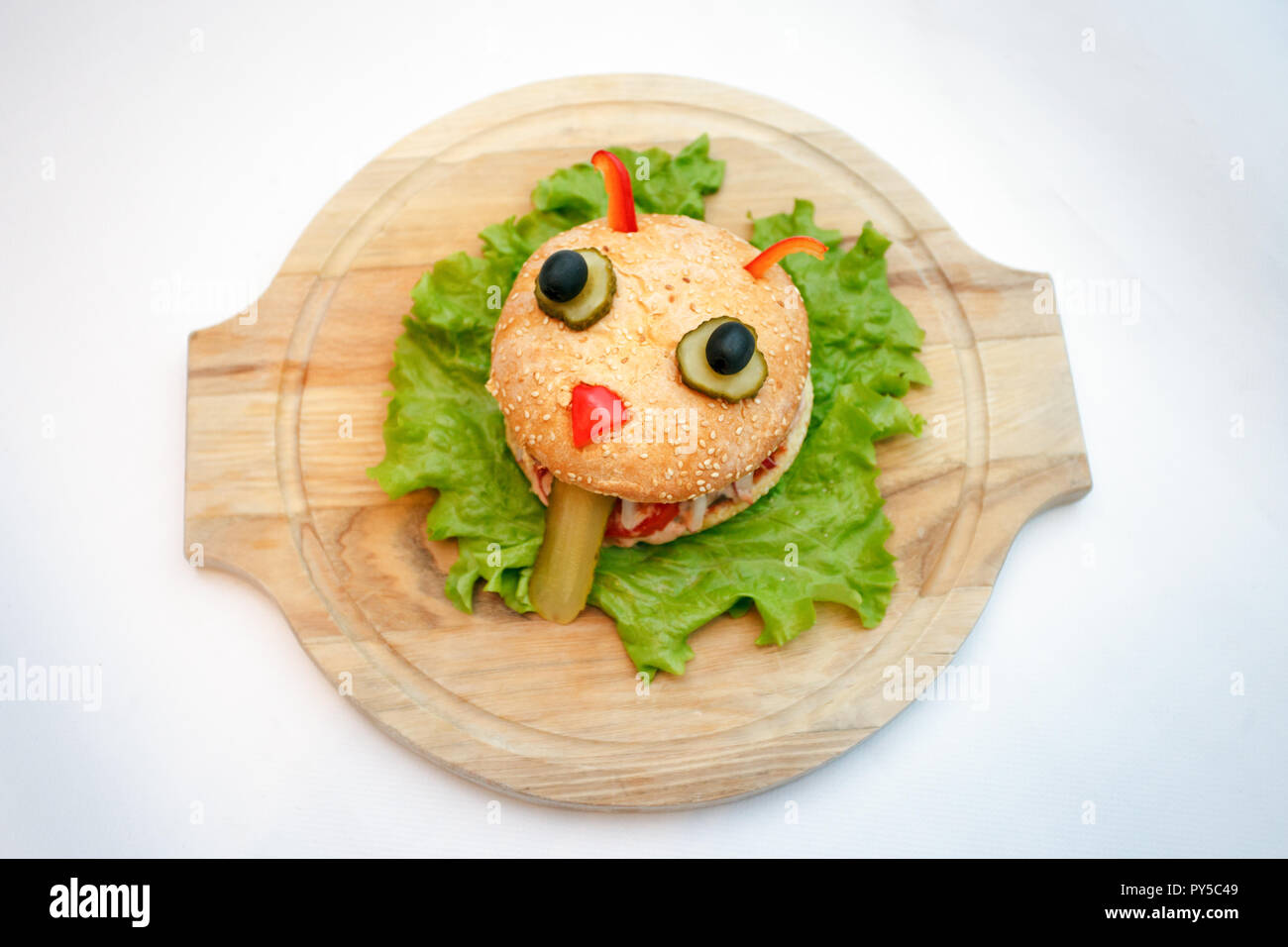 Délicieux hamburger comme un monstre pour les enfants anniversaire Halloween party Banque D'Images