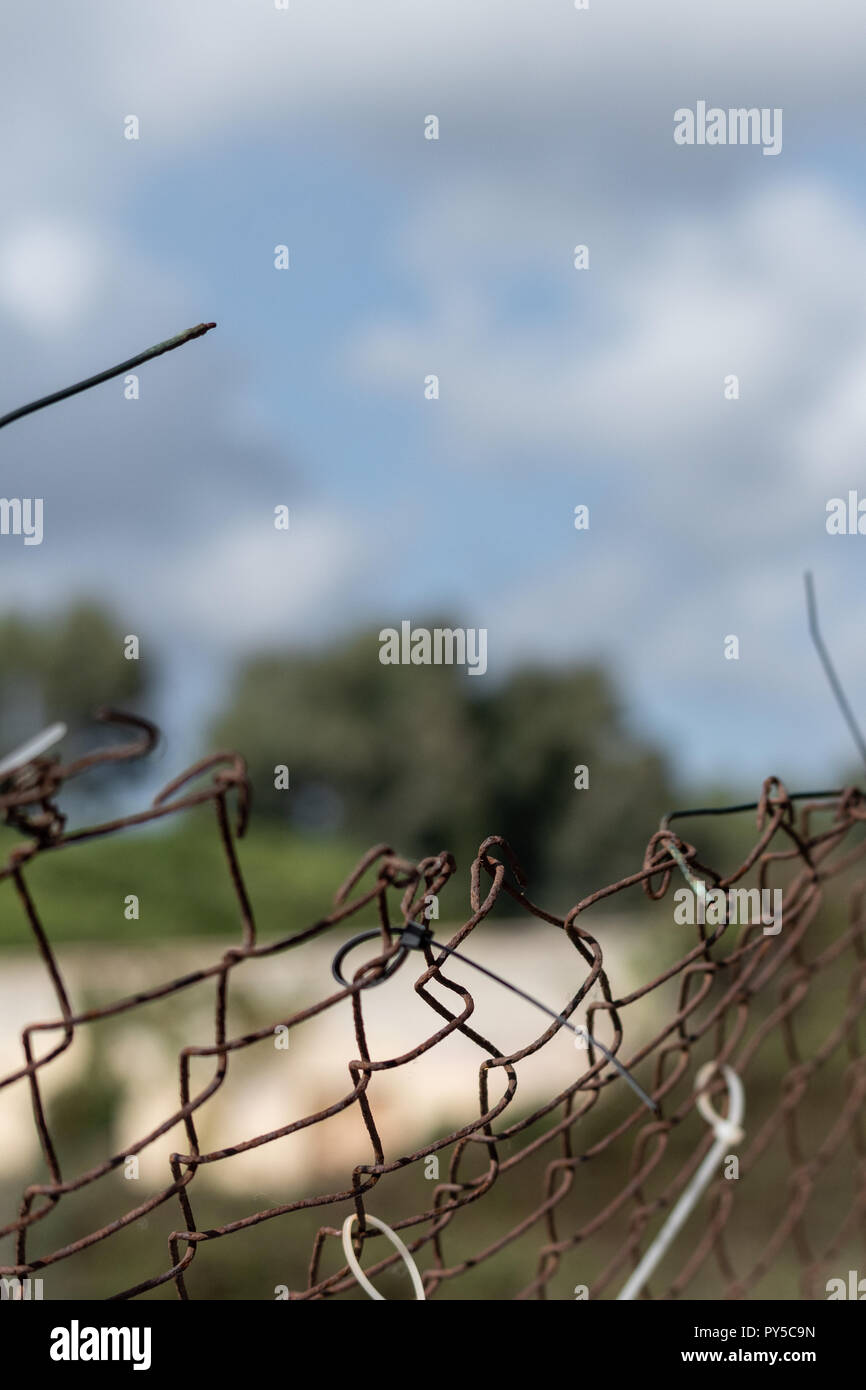 La guerre et les réfugiés politiques italiens.Chemin Côte plage clôturé, frontières, fil de métal, la détention des migrants et à empêcher les intrusions. Route de désespoir Banque D'Images