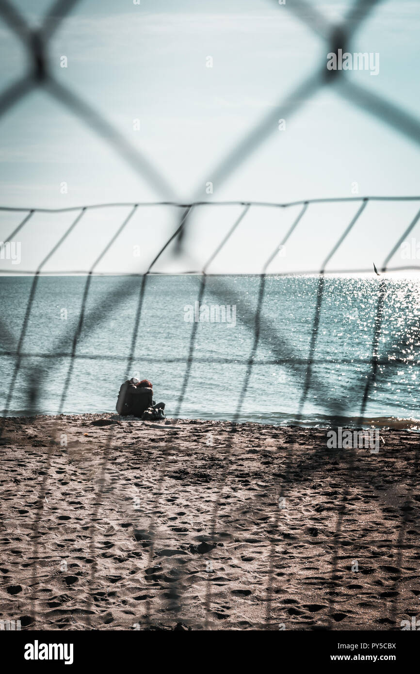 La guerre et les réfugiés politiques italiens.Chemin Côte plage clôturé, frontières, fil de métal, la détention des migrants et à empêcher les intrusions. Route de désespoir Banque D'Images