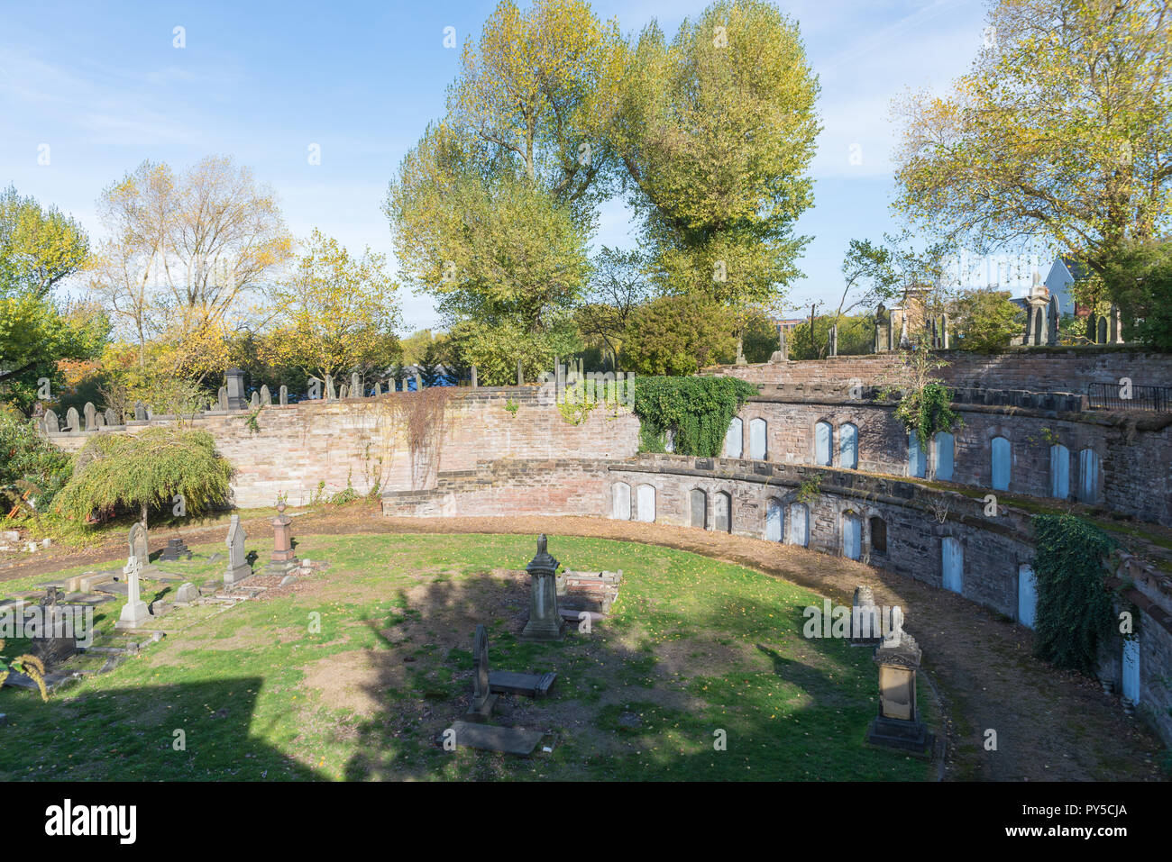 Deux niveaux de catacombes maintenant scellée avec du plomb au progressif Warstone Lane ou Brookfields cimetière en Hockley, Birmingham est de catégorie 2 et date de 1847 Banque D'Images