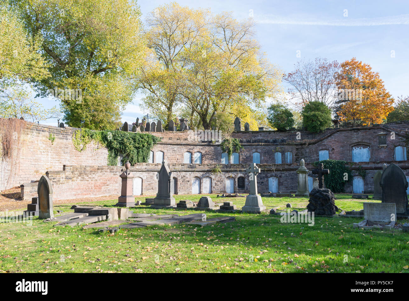 Deux niveaux de catacombes maintenant scellée avec du plomb au progressif Warstone Lane ou Brookfields cimetière en Hockley, Birmingham est de catégorie 2 et date de 1847 Banque D'Images