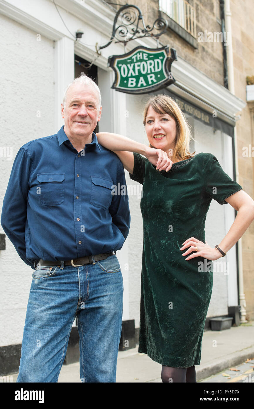 Harry Cullen le propriétaire de la barre d'Oxford sur les jeunes St (Rébus place) vend et barmaid Kirsty est l'espoir d'acheter l'endroit. Banque D'Images