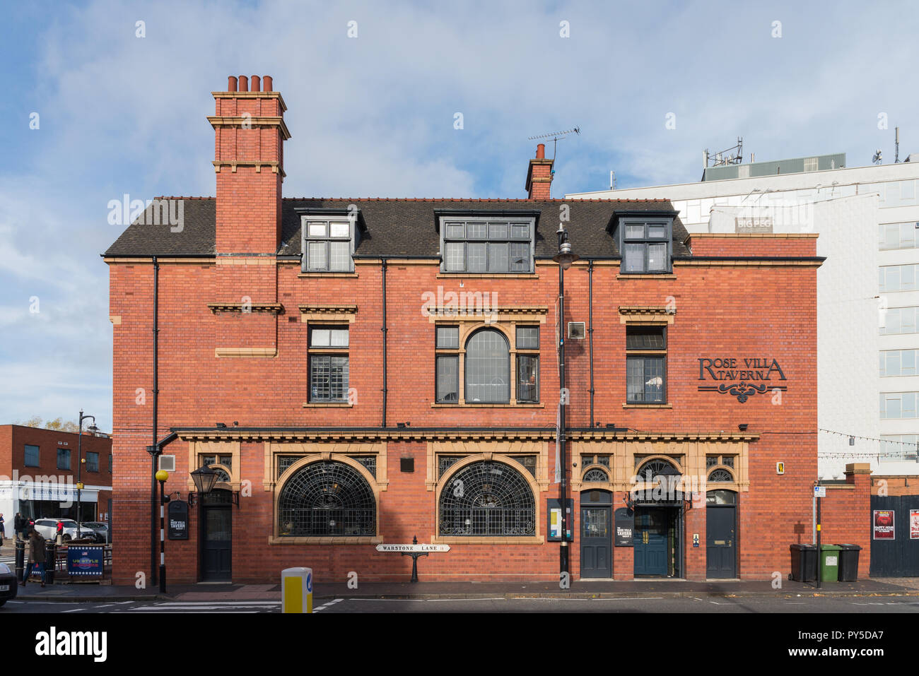 La Villa Rose Tavern à Birmingham's Jewellery Quarter bateaux un décor fleuri avec des carreaux en céramique,plancher en bois et vitraux Banque D'Images