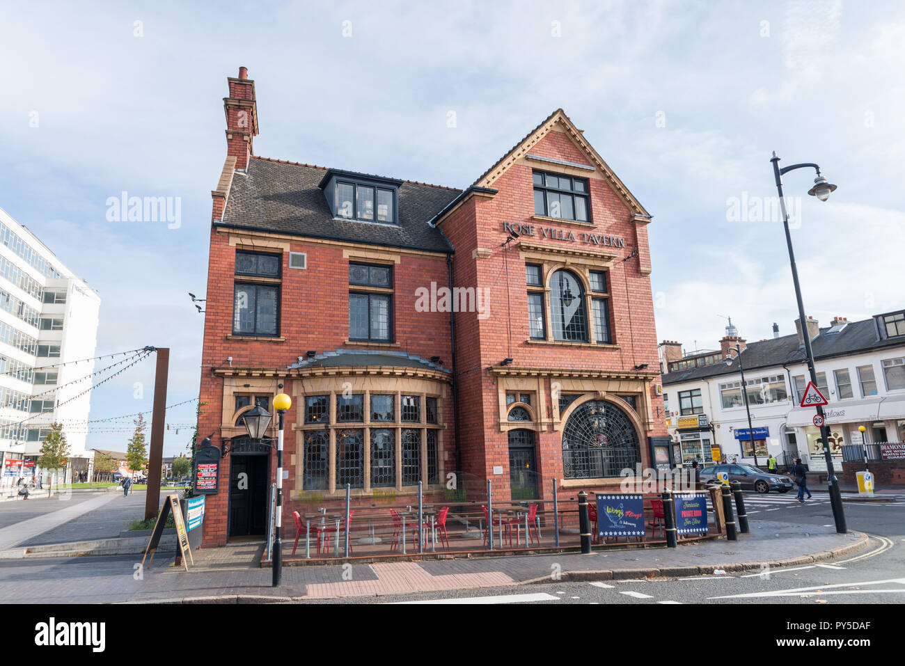 La Villa Rose Tavern à Birmingham's Jewellery Quarter bateaux un décor fleuri avec des carreaux en céramique,plancher en bois et vitraux Banque D'Images