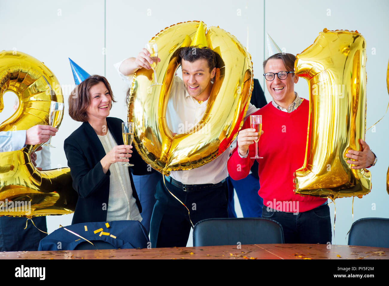 Les gens d'affaires de célébrer le Nouvel An 2019 au party de bureau Banque D'Images