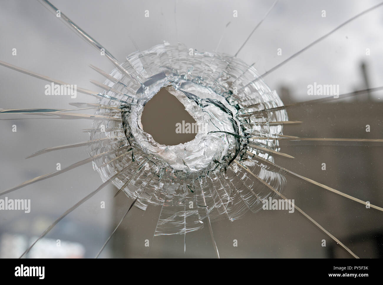 Bris de glace avec le trou. Le vandalisme ou la violence concept Banque D'Images