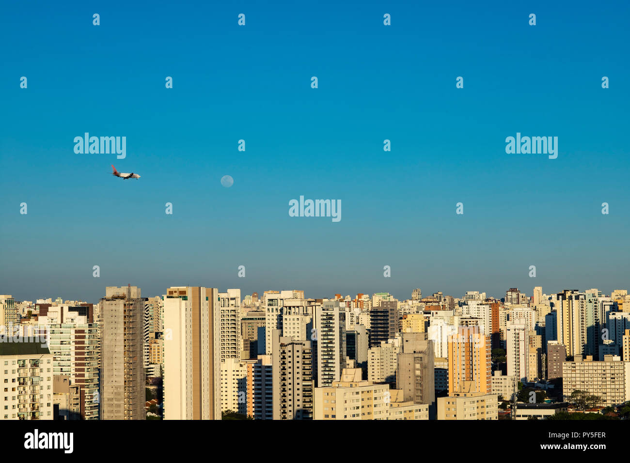 Beau paysage dans la ville, un avion et la lune sur une journée ensoleillée. São Paulo, Brésil. Banque D'Images