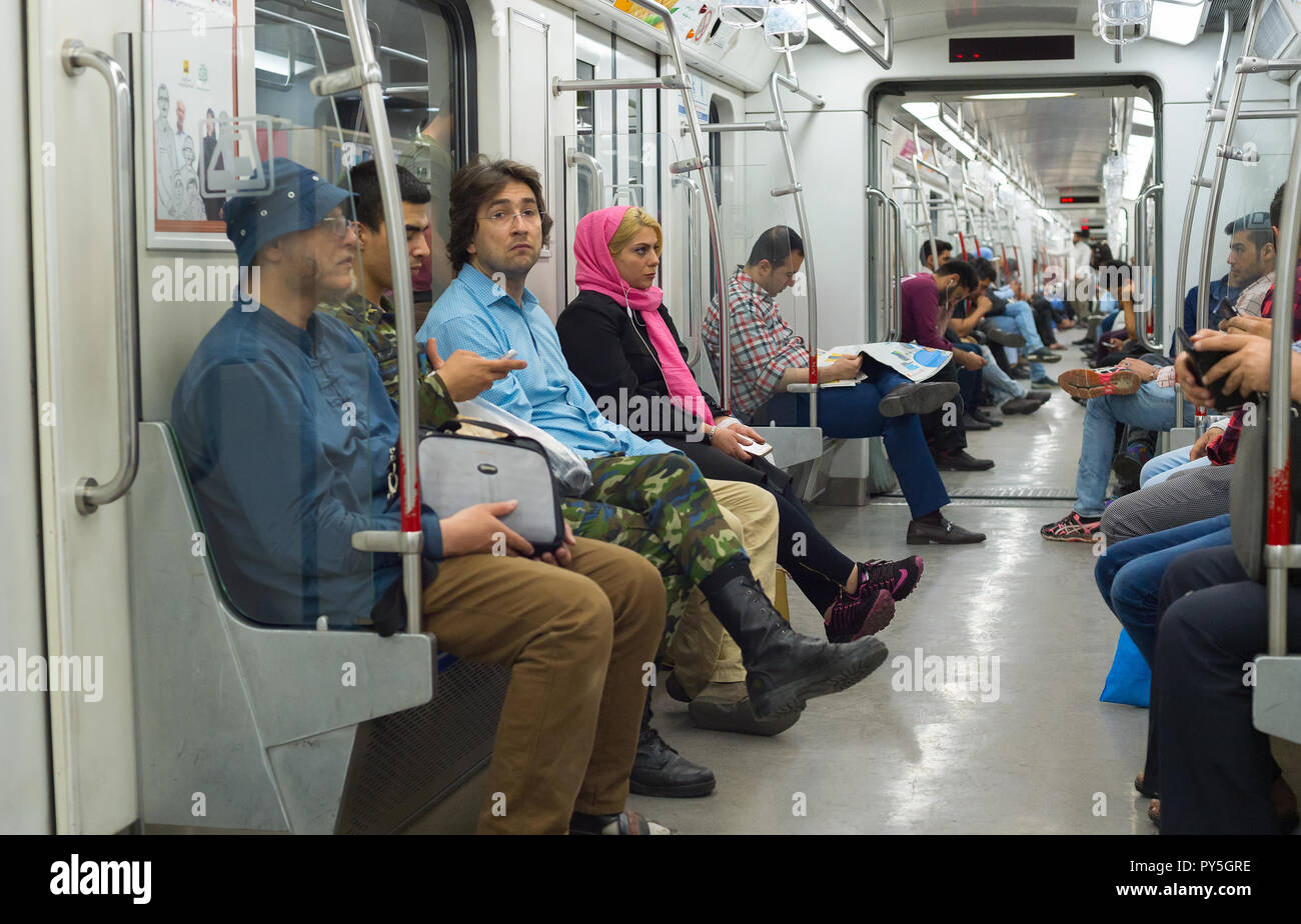 Téhéran, Iran - le 22 mai 2017 : les gens à la métro à Téhéran. Le métro est composé de 7 lignes de métro opérationnelle Banque D'Images