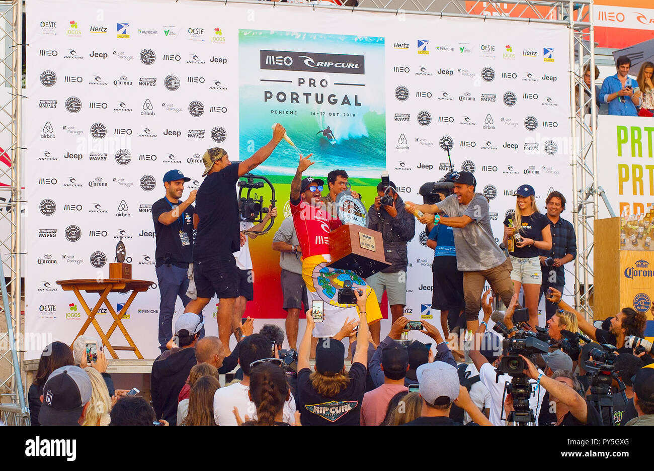 PENICHE, PORTUGAL - 20 octobre 2018 : Italo Ferreira au cours de la célébration de la victoire de la Ligue mondiale de Surf d'OPE 2018 Rip Curl Pro Portugal concours Banque D'Images