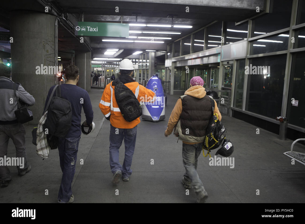 Queens, New York, USA. 24 Oct, 2018. Le ROBOT KNIGHTSCOPE K5 est illustré à l'extérieur de la zone de récupération des bagages au Terminal B à l'aéroport LaGuardia à Queens, New York. Le K5 unités de sécurité enregistre tout avec c'est des caméras, des microphones et des capteurs. Source dit avec l'introduction de la technologie 5G des emplois tels que les agents de sécurité et agents de surveillance de jeu peut être éliminé grâce à l'automatisation. Crédit : Brian Branch :/ZUMA/Alamy Fil Live News Banque D'Images