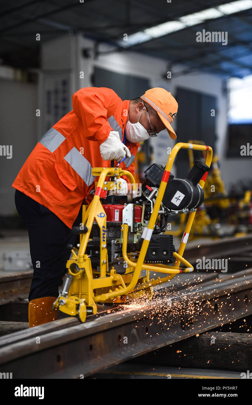 Liupanshui, province du Guizhou en Chine. 25 octobre, 2018. Un compétiteur burnishes rail pendant un concours de compétences, Liupanshui dans la province du Guizhou en Chine du sud-ouest, le 25 octobre 2018. Un total de 30 travailleurs des chemins de fer ont participé à ce concours. Credit : Tao Liang/Xinhua/Alamy Live News Banque D'Images