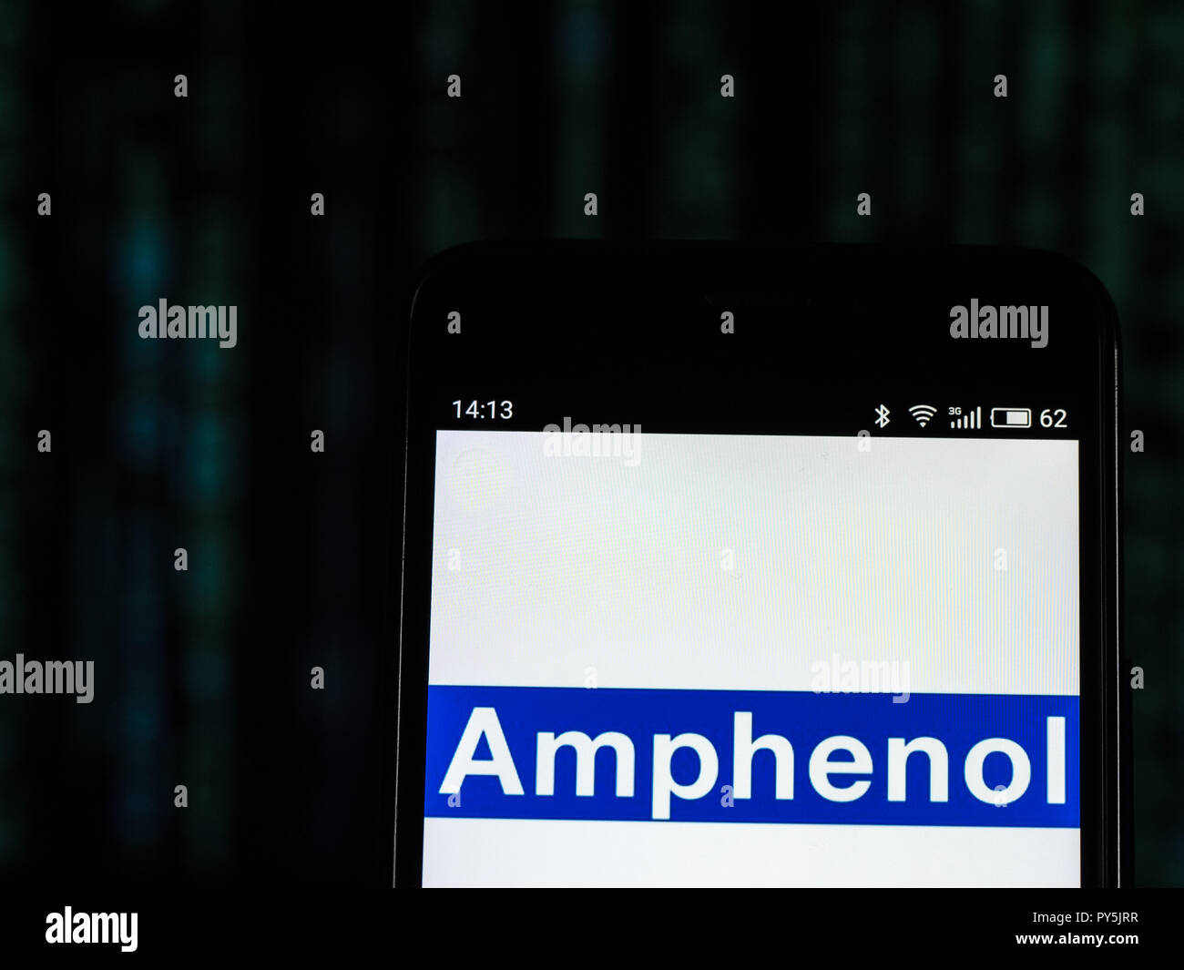 Kiev, Ukraine. 25 octobre, 2018. Câble fibre optique d'Amphenol logo de l'entreprise de fabrication vu affichée sur téléphone intelligent. Amphenol Corporation est un important producteur de fibres optiques et électroniques, connecteurs et câbles de systèmes d'interconnexion tels que les câbles coaxiaux. Crédit : Igor Golovniov SOPA/Images/ZUMA/Alamy Fil Live News Banque D'Images