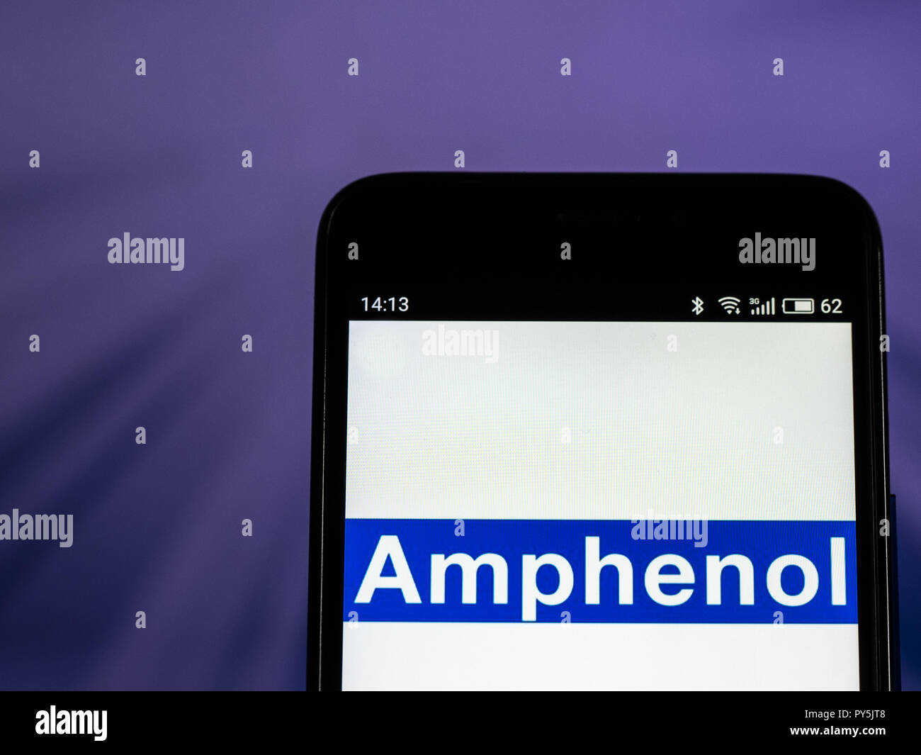 Kiev, Ukraine. 25 octobre, 2018. Câble fibre optique d'Amphenol logo de l'entreprise de fabrication vu affichée sur téléphone intelligent. Amphenol Corporation est un important producteur de fibres optiques et électroniques, connecteurs et câbles de systèmes d'interconnexion tels que les câbles coaxiaux. Crédit : Igor Golovniov SOPA/Images/ZUMA/Alamy Fil Live News Banque D'Images