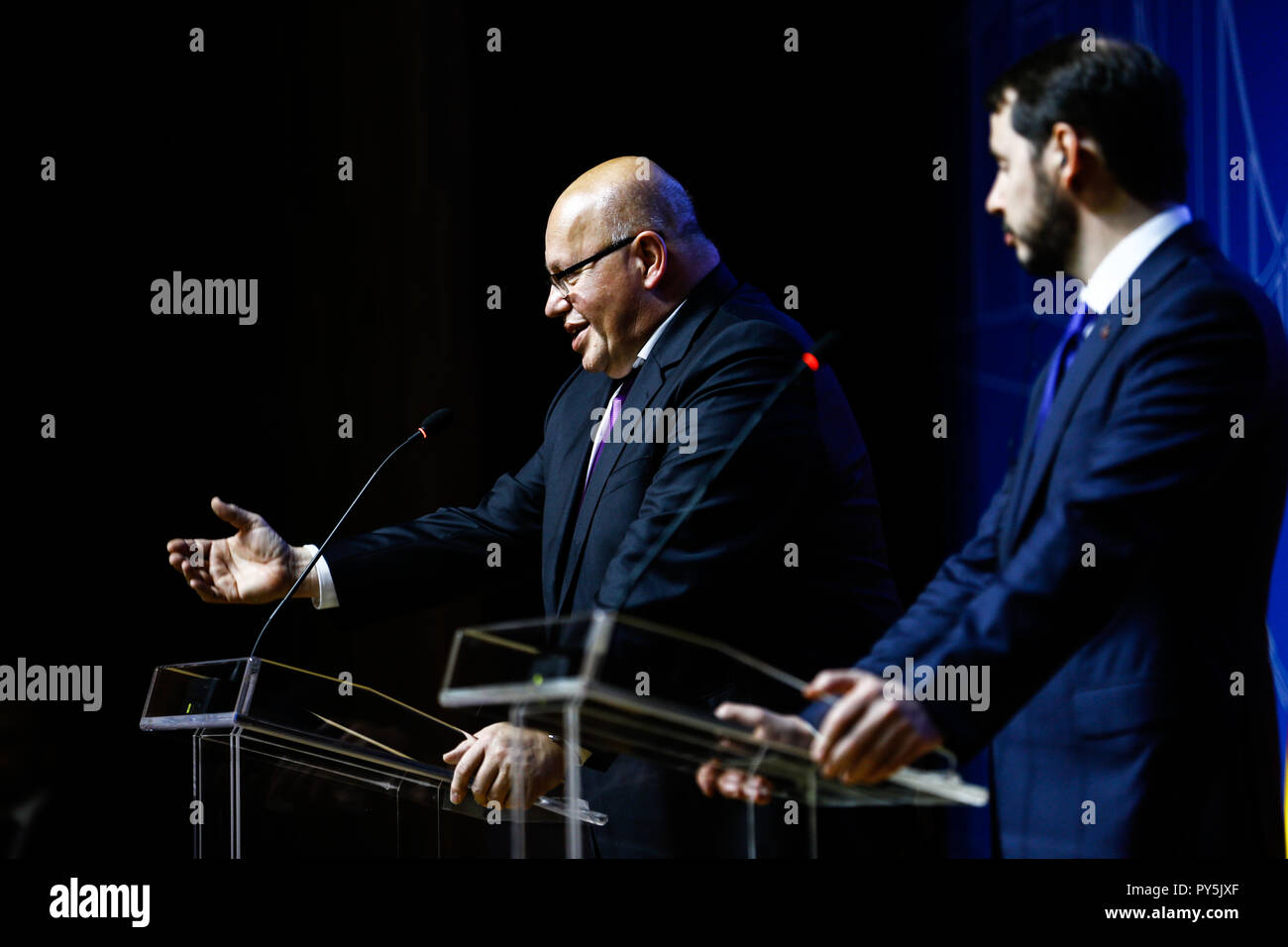 Ankara, Turquie. 25 octobre, 2018. Ministre fédéral de l'Economie Peter Altmaier (l, CDU) prend la parole lors d'une conférence de presse aux côtés du ministre des Finances turc Berat Albayrak. Credit : Ahmed Deeb/dpa/Alamy Live News Banque D'Images