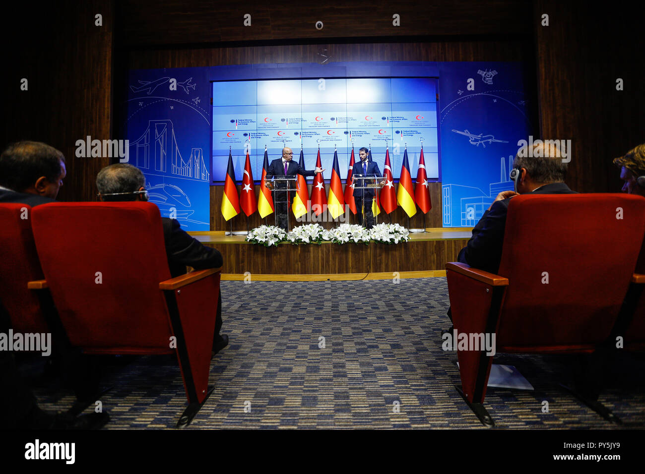 Ankara, Turquie. 25 octobre, 2018. Le ministre fédéral de l'économie Peter Altmaier (l, CDU) et le ministre des Finances turc Berat Albayrak donner une conférence de presse conjointe. Credit : Ahmed Deeb/dpa/Alamy Live News Banque D'Images