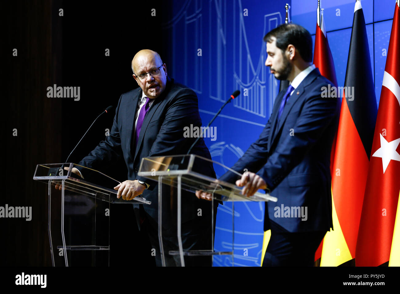 Ankara, Turquie. 25 octobre, 2018. Ministre fédéral de l'Economie Peter Altmaier (l, CDU) prend la parole lors d'une conférence de presse aux côtés du ministre des Finances turc Berat Albayrak. Credit : Ahmed Deeb/dpa/Alamy Live News Banque D'Images