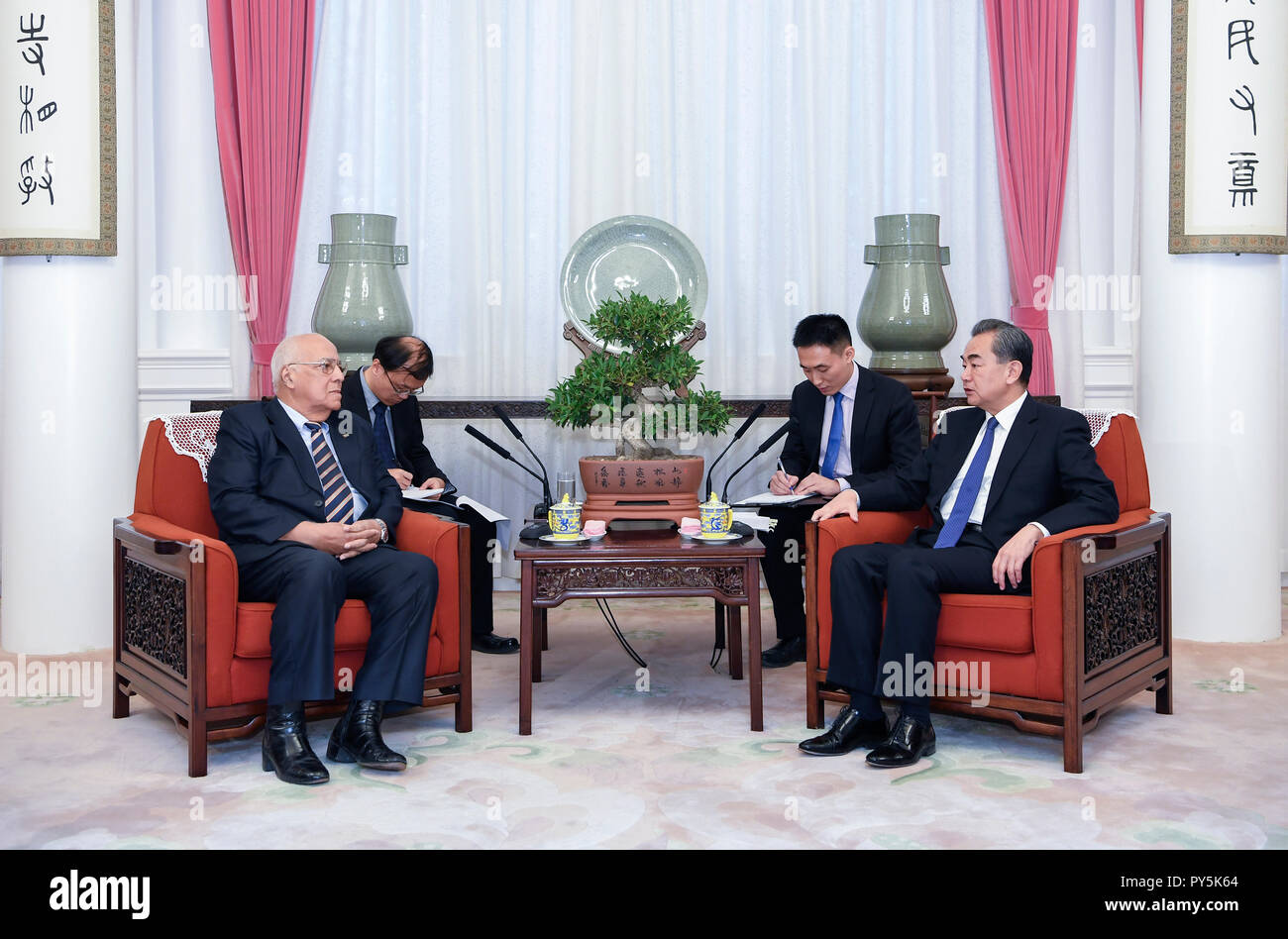 (181025) -- BEIJING, 25 octobre 2018 (Xinhua) -- Le conseiller d'Etat chinois et le ministre des Affaires étrangères Wang Yi rencontre le Vice-président du Conseil des ministres cubain Ricardo Cabrisas à Beijing, capitale de Chine, le 25 octobre 2018. (Xinhua/Zhang Ling)(mcg) Banque D'Images