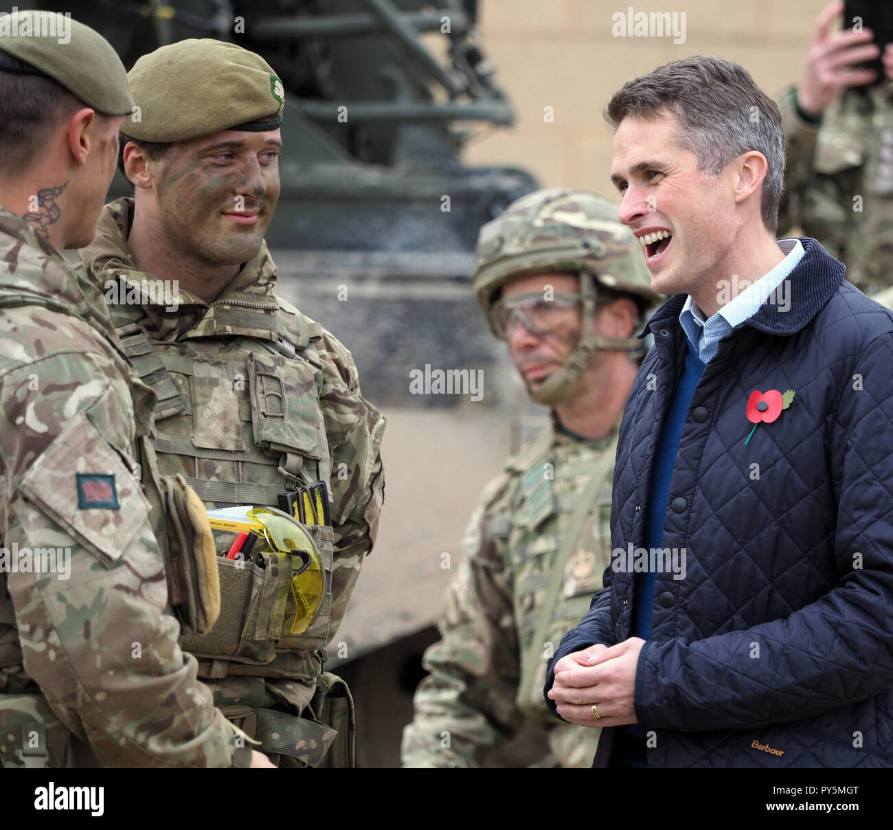 La plaine de Salisbury, Wiltshire, Royaume-Uni. 25 octobre 2018. Le secrétaire d'État à la défense Rt Hon Gavin Williamson rencontre des soldats à Copehill Village en bas dans la plaine de Salisbury. Finnbarr Crédit : Webster/Alamy Live News Banque D'Images