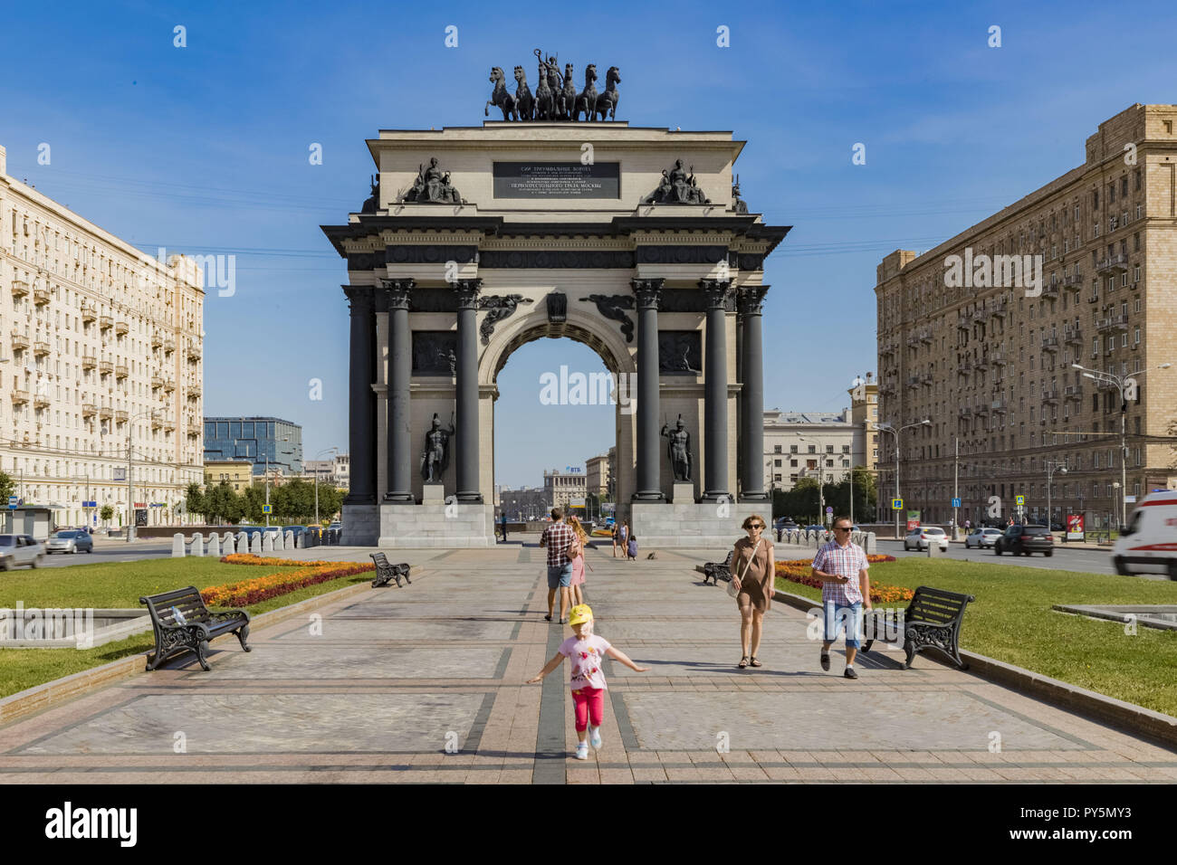 Moscou, Moscou, Russie. Août 26, 2018. Triomphe de Moscou Gates (Arc de Triomphe) ''" un arc de triomphe à Moscou. Sont pour la première fois construit en 1829 ''" 1834 sur le projet de l'ordre de l'architecte Bowe à Tverskaya Zastava Square en l'honneur de la défaite des troupes de Napoléon et une victoire du peuple russe dans la guerre patriotique de 1812. Sont classés en 1936. La copie de la porte est construite en 1966 ''" 1968 sur V.Ya. Le projet de Libson Kutuzovsky Avenue, aujourd'hui ''" carrés victoire Crédit : Alexey Bychkov/ZUMA/Alamy Fil Live News Banque D'Images