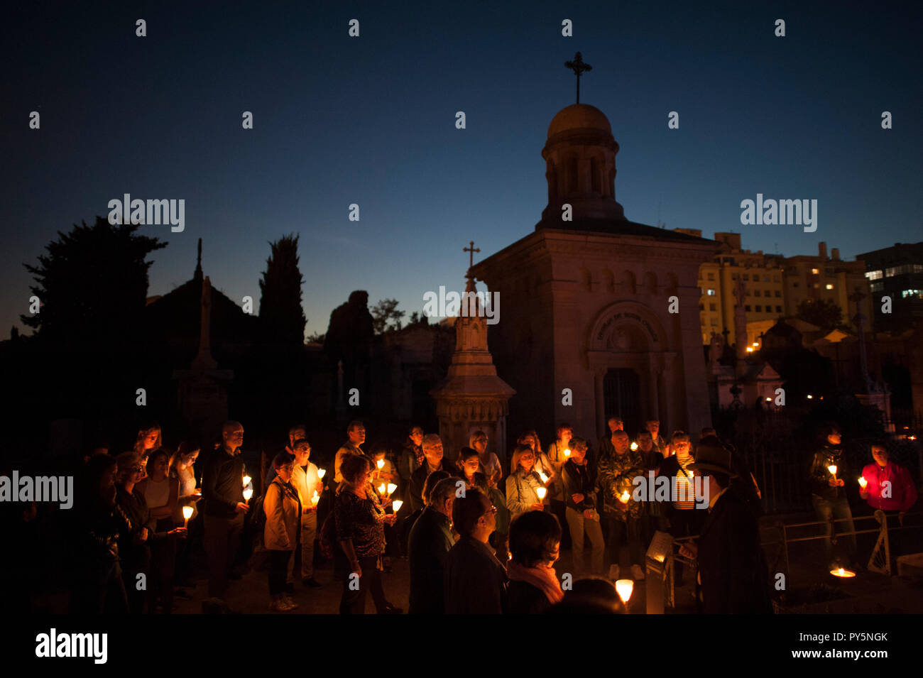 Barcelona 25 Octobre, 2018. Le cimetière de Poblenou à Barcelone célèbre une visite nocturne guidée par des acteurs qui jouent des personnages célèbres qui y sont enterrés. La visite a lieu avant la proximité de la Toussaint, une fête chrétienne qui a lieu le 1 novembre pour les églises catholiques de rite latin, et le premier dimanche de la Pentecôte dans l'Église orthodoxe et les catholiques de rite byzantin. Charlie Perez/Alamy Live News Banque D'Images