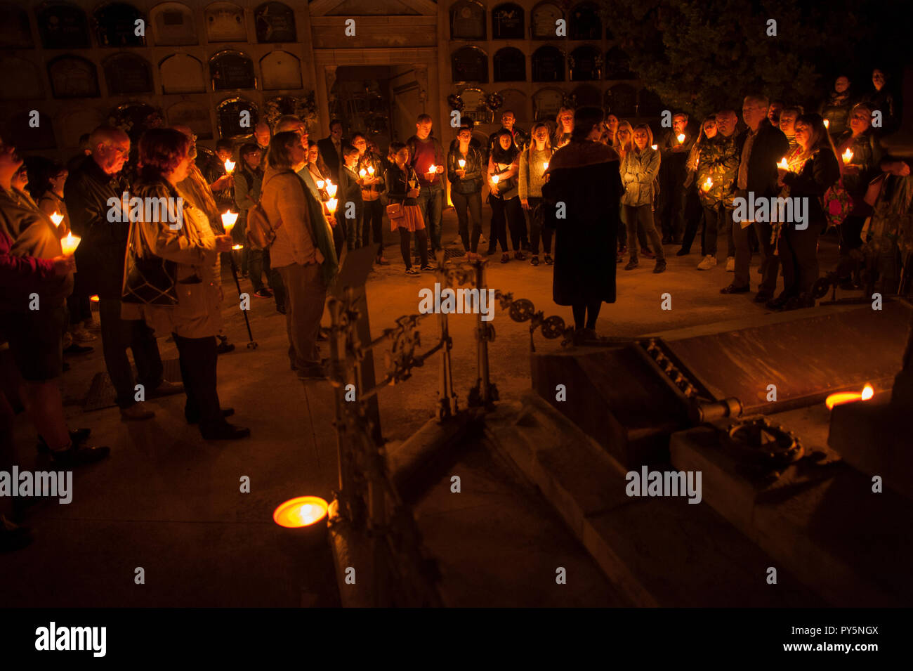 Barcelona 25 Octobre, 2018. Le cimetière de Poblenou à Barcelone célèbre une visite nocturne guidée par des acteurs qui jouent des personnages célèbres qui y sont enterrés. La visite a lieu avant la proximité de la Toussaint, une fête chrétienne qui a lieu le 1 novembre pour les églises catholiques de rite latin, et le premier dimanche de la Pentecôte dans l'Église orthodoxe et les catholiques de rite byzantin. Charlie Perez/Alamy Live News Banque D'Images