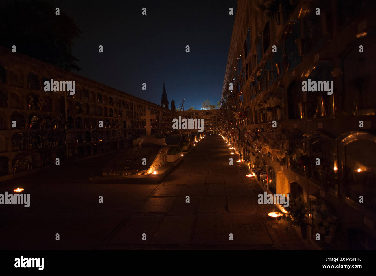 Barcelona 25 Octobre, 2018. Le cimetière de Poblenou à Barcelone célèbre une visite nocturne guidée par des acteurs qui jouent des personnages célèbres qui y sont enterrés. La visite a lieu avant la proximité de la Toussaint, une fête chrétienne qui a lieu le 1 novembre pour les églises catholiques de rite latin, et le premier dimanche de la Pentecôte dans l'Église orthodoxe et les catholiques de rite byzantin. Charlie Perez/Alamy Live News Banque D'Images