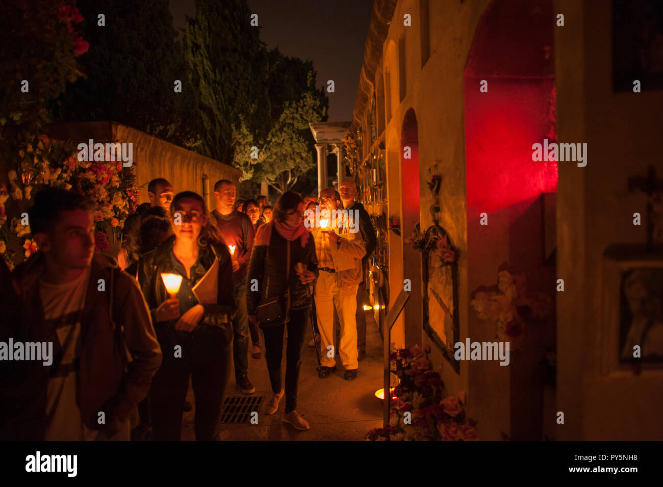 Barcelona 25 Octobre, 2018. Le cimetière de Poblenou à Barcelone célèbre une visite nocturne guidée par des acteurs qui jouent des personnages célèbres qui y sont enterrés. La visite a lieu avant la proximité de la Toussaint, une fête chrétienne qui a lieu le 1 novembre pour les églises catholiques de rite latin, et le premier dimanche de la Pentecôte dans l'Église orthodoxe et les catholiques de rite byzantin. Charlie Perez/Alamy Live News Banque D'Images