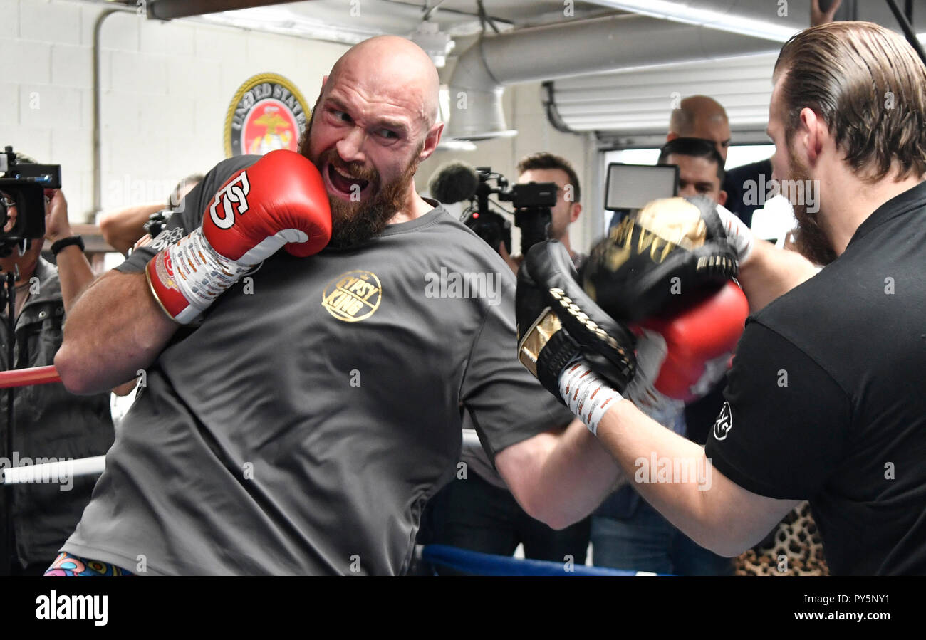 10-25-18. Santa Monica CA. Lineal Heavyweight Champion Tyson Fury revient avec son entraîneur Ben Davison pendant une journée des médias de Los Angeles à Santa Monica CA au Churchill sport jeudi. Tyson Fury se prépare pour dans son très attendu Championnat du monde poids lourds WBC contre l'Invaincu Champion du Monde WBC Deontay Wilder sur Décembre 1 à partir de Staples Center de Los Angeles en direct sur SHOWTIME PPVÂ¨.Photo par Gene Blevins/ZumaPress Crédit : Gene Blevins/ZUMA/Alamy Fil Live News Banque D'Images