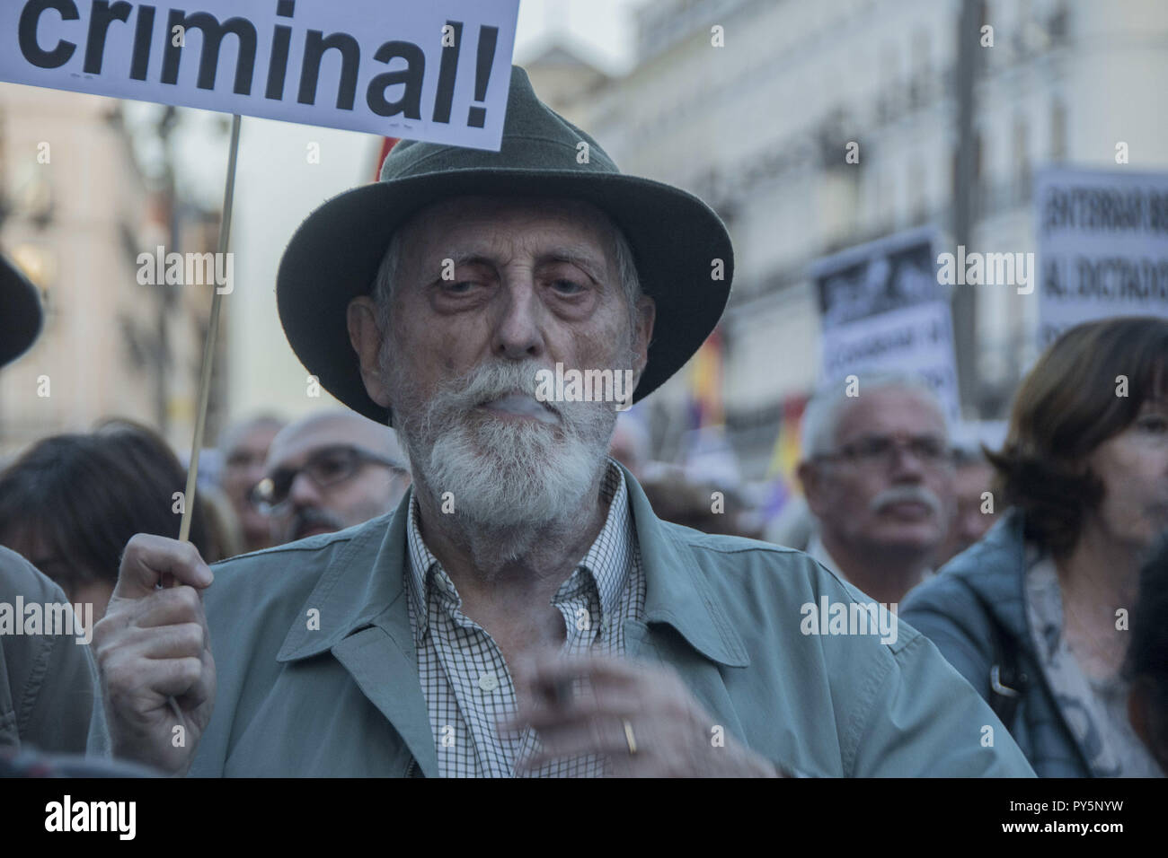 Madrid, Madrid, Espagne. 25 octobre, 2018. Un manifestant est vu holding a placard pendant la manifestation.Manifestation contre la dictature de Francisco Franco espagnol ex demeure et son sépulcre, pour être placé dans la cathédrale d'Almudena, dans le centre de Madrid Crédit : Alberto Sibaja SOPA/Images/ZUMA/Alamy Fil Live News Banque D'Images